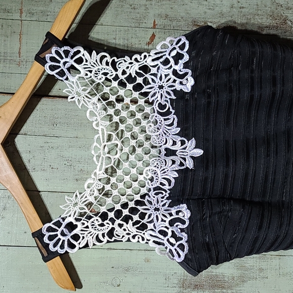 Venus black and lace dress - Picture 2 of 10